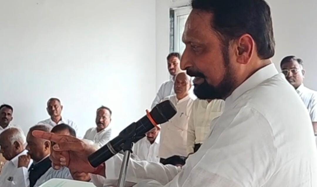 ಉಪ್ಪಿನಕಾಯಿ ನೆಕ್ಕಲು ಮಾತ್ರವಲ್ಲ, ನಮಗೂ ರಾಜಕಾರಣ ಗೊತ್ತಿದೆ ; ಜಾರಕಿಜೊಳಿ ಸಹೋದರರ ವಿರುದ್ಧ ಗುಡುಗಿದ ಸವದಿ..!