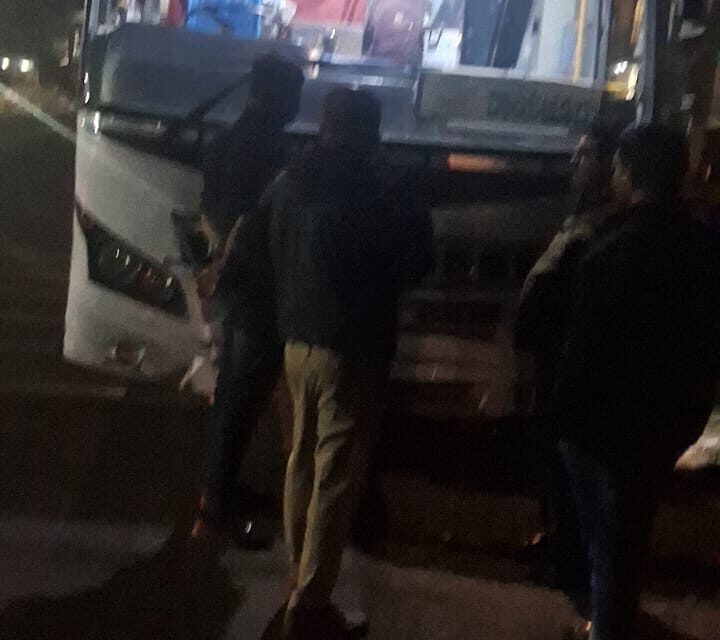 ಕೆಟ್ಟುನಿಂತ ಬೆಳಗಾವಿ – ರಾಯಚೂರು ಬಸ್ ; ಅಧಿಕಾರಿಗಳಿಗೆ ಆಟ, ಜನರಿಗೆ ಪರದಾಟ..!