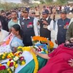 VIDEO : ಹಸುಗೂಸಿನ ಜೊತೆ ಪತಿಯ ಅಂತಿಮ‌ ಸಂಸ್ಕಾರಕ್ಕೆ ಬಂದ ಪತ್ನಿ ; ಸಾತಾರಾ ಯೋಧನ ಕಣ್ಣೀರ ಕಥೆ