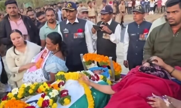 VIDEO : ಹಸುಗೂಸಿನ ಜೊತೆ ಪತಿಯ ಅಂತಿಮ‌ ಸಂಸ್ಕಾರಕ್ಕೆ ಬಂದ ಪತ್ನಿ ; ಸಾತಾರಾ ಯೋಧನ ಕಣ್ಣೀರ ಕಥೆ