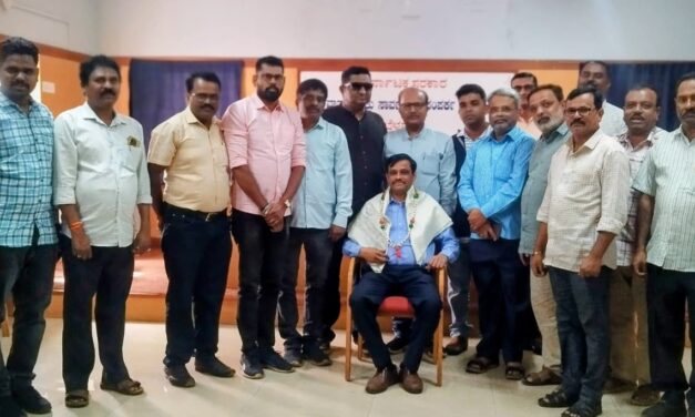 ಪತ್ರಕರ್ತರಿಂದ ಗುರುನಾಥ ಕಡಬೂರಗೆ ಸನ್ಮಾನ