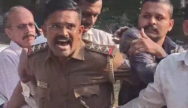 ಲಂಚ ಸ್ವೀಕರಿಸುವಾಗ ಸಿಕ್ಕಿಬಿದ್ದ ಇನ್ಸ್ಪೆಕ್ಟರ್ ; ಲಾಕ್ ಆಗ್ತಿದ್ದಂತೆ ಡ್ರಾಮಾ – Video