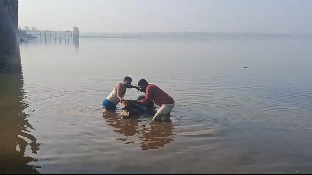 ಮಲಪ್ರಭಾ ನದಿಯಲ್ಲಿ ಮೂರು ಬೈಕ್ ಪತ್ತೆ ; ಹೆಚ್ಚಿದ ಅನುಮಾನ…!