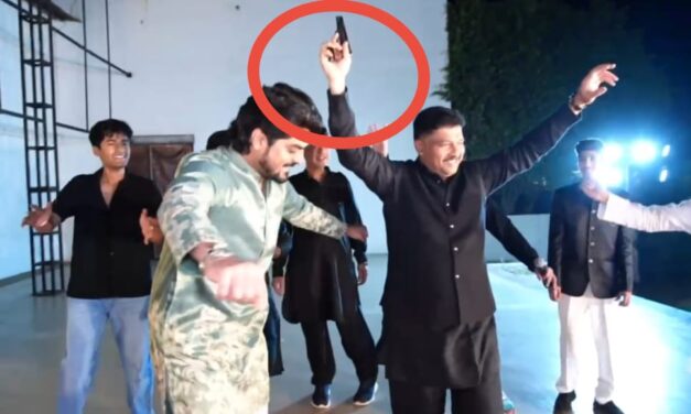 ಮದುವೆ ಸಮಾರಂಭದಲ್ಲಿ ಗನ್ ಹಿಡಿದು ಡ್ಯಾನ್ಸ್ ಮಾಡಿದ ಕಾಂಗ್ರೆಸ್ ಮುಖಂಡ..!