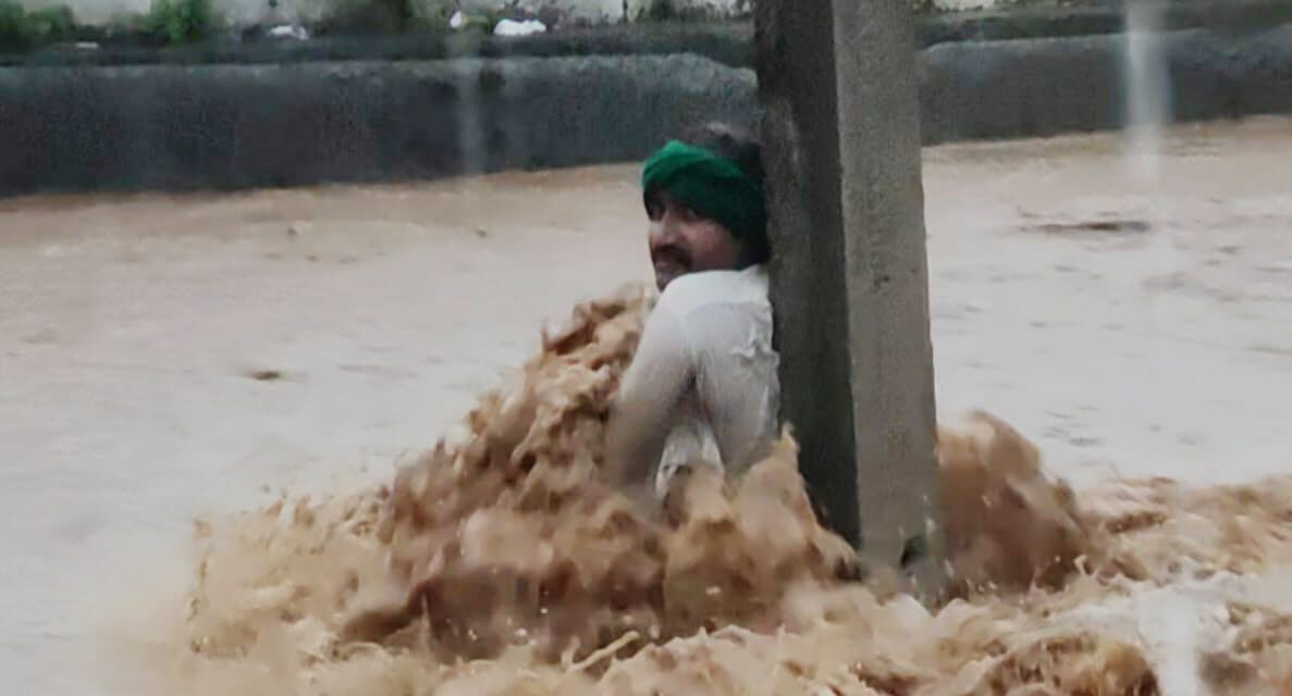 ಹರಿಯುವ ನೀರಿನಲ್ಲೇ‌ 3 ತಾಸು ಪ್ರತಿಭಟನೆ ; ಬೈಲಹೊಂಗಲ ನಗರಸಭೆ ವಿರುದ್ಧ ಆಕ್ರೋಶ..!