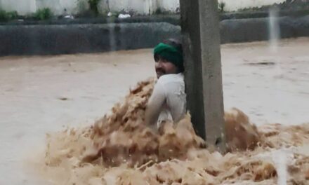 ಹರಿಯುವ ನೀರಿನಲ್ಲೇ‌ 3 ತಾಸು ಪ್ರತಿಭಟನೆ ; ಬೈಲಹೊಂಗಲ ನಗರಸಭೆ ವಿರುದ್ಧ ಆಕ್ರೋಶ..!