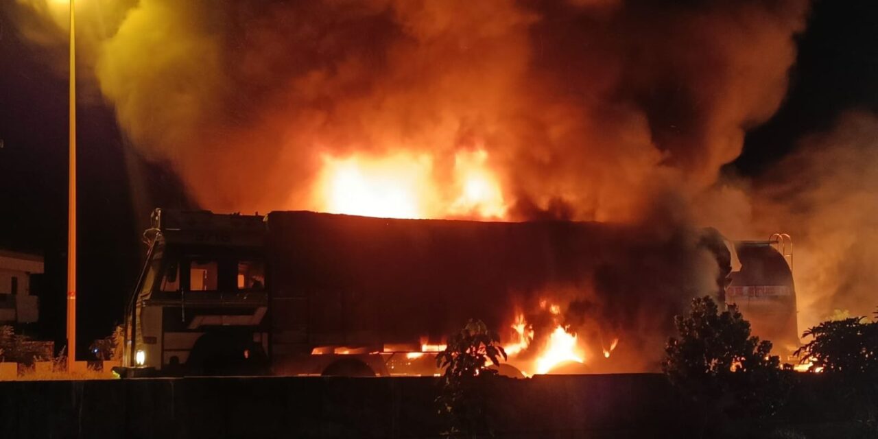 ಭೀಕರ ರಸ್ತೆ ಅಪಘಾತ ; ಎರಡು ವಾಹನ ಬೆಂಕಿಗಾಹುತಿ