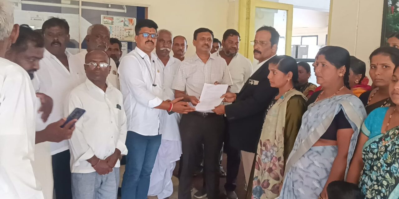 ಸವದತ್ತಿ : ಎಣ್ಣೆ ಅಂಗಡಿ ಕಿತ್ತುಹಾಕಿ ಸ್ವಾಮಿ ; ಅಸುಂಡಿ ಗ್ರಾಮಸ್ಥರಿಂದ ಮನವಿ