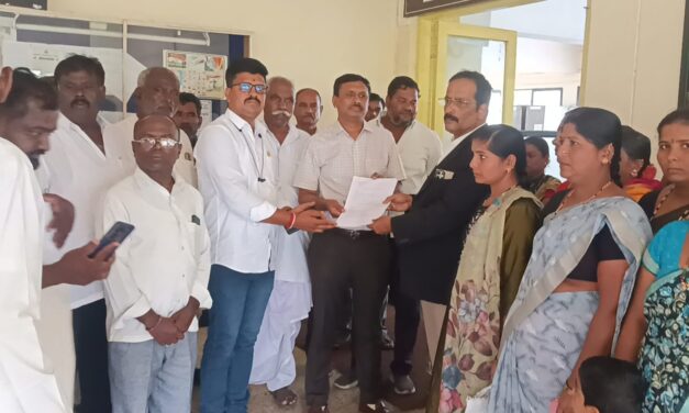 ಸವದತ್ತಿ : ಎಣ್ಣೆ ಅಂಗಡಿ ಕಿತ್ತುಹಾಕಿ ಸ್ವಾಮಿ ; ಅಸುಂಡಿ ಗ್ರಾಮಸ್ಥರಿಂದ ಮನವಿ