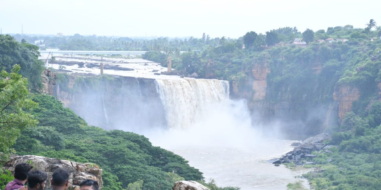 ಹೆಚ್ಚಿದ ಮಳೆ ಆರ್ಭಟ ; ತುಂಬಿ ಹರಿಯುತ್ತಿರುವ ಗೋಕಾಕ್ ಜಲಪಾತ