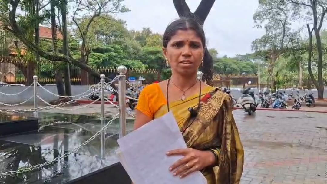 ಜೈಲಿನಲ್ಲಿರುವ ಗಂಡನಿಂದ ಆದಾರ್ ಕಾರ್ಡ್ ಕೊಡಿಸಿ ; ಎಸ್ಐಆರ್ ಮಾಡಿಸಲು ಪರದಾಡುತ್ತಿರುವ ಮಹಿಳೆ