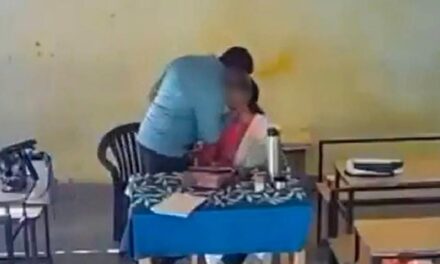 ಕ್ಲಾಸ್ ರೂಮ್ ನಲ್ಲಿ ಶಿಕ್ಷಕಿಗೆ ಕಿಸ್ ಕೊಟ್ಟ ಶಿಕ್ಷಕ ; ಅಸಭ್ಯ ವೀಡಿಯೋ ವೈರಲ್