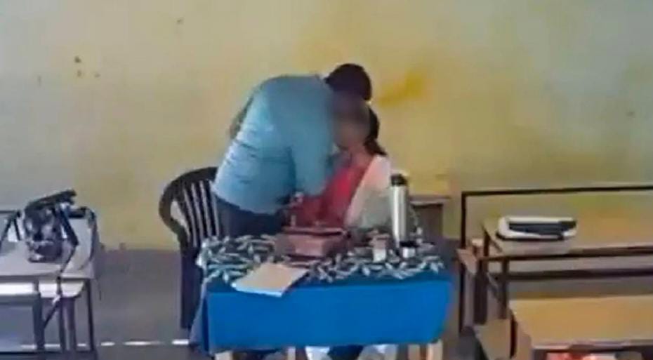 ಕ್ಲಾಸ್ ರೂಮ್ ನಲ್ಲಿ ಶಿಕ್ಷಕಿಗೆ ಕಿಸ್ ಕೊಟ್ಟ ಶಿಕ್ಷಕ ; ಅಸಭ್ಯ ವೀಡಿಯೋ ವೈರಲ್