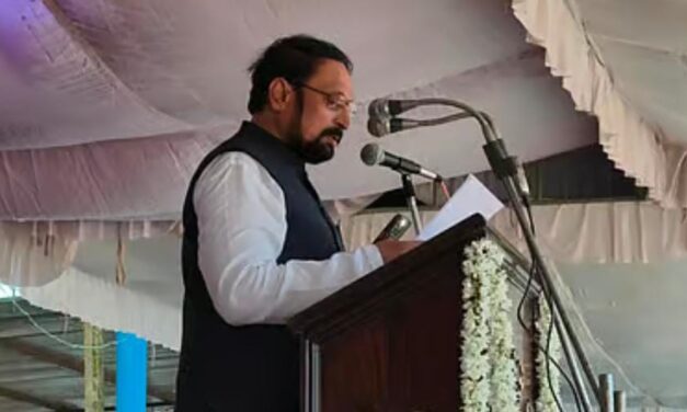 ಮೊಬೈಲ್‌ ಟಾರ್ಚ್ ಹಿಡಿದು ಭಾಷಣ ಓದಿದ ಸಚಿವ ಲಕ್ಷ್ಮಣ ಸವದಿ