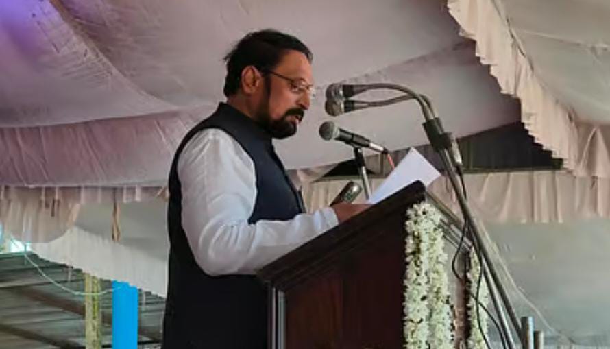 ಮೊಬೈಲ್‌ ಟಾರ್ಚ್ ಹಿಡಿದು ಭಾಷಣ ಓದಿದ ಸಚಿವ ಲಕ್ಷ್ಮಣ ಸವದಿ