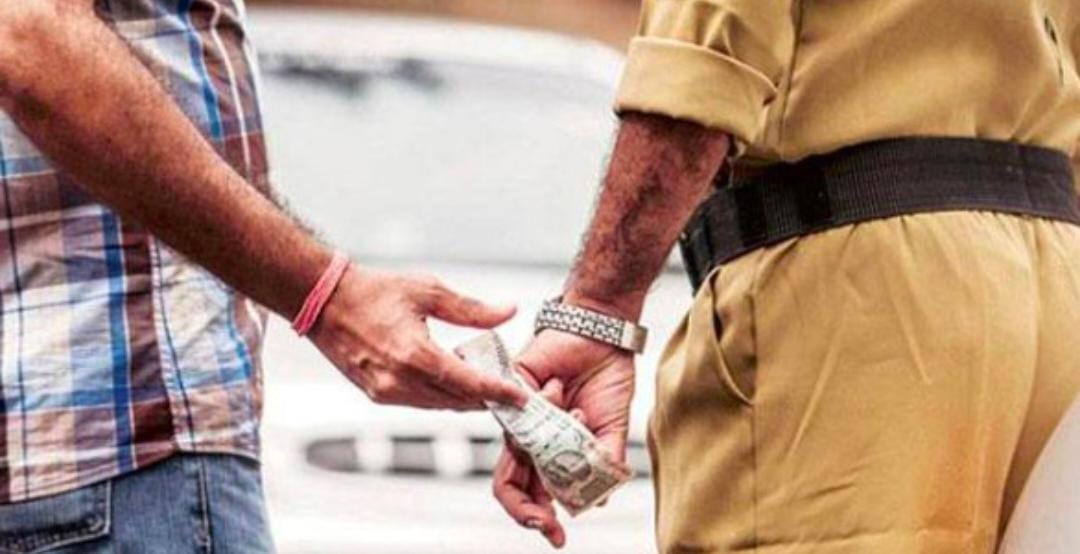 ಮರಳು ಲಾರಿ ಸಂಚಾರಕ್ಕೆ ಲಂಚ ; ಮೂವರು ಪೊಲೀಸ್ ಸಿಬ್ಬಂದಿ ಲೋಕಾಯುಕ್ತ ಬಲೆಗೆ
