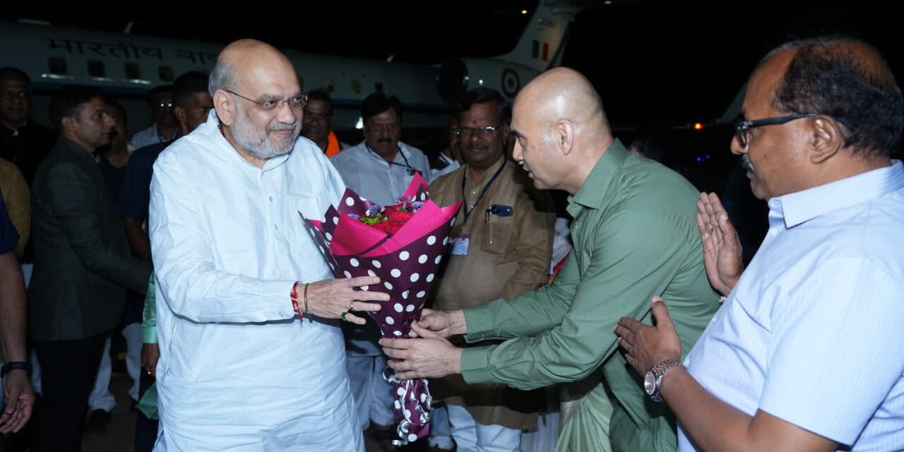 ಕೇಂದ್ರ ಗೃಹ ಸಚಿವ ಅಮಿತ್ ಶಾ ಅವರನ್ನು ಸ್ವಾಗತಿಸಿದ ಕೆಎಲ್‌ಇ ಸೊಸೈಟಿ ಚೇರಮನ್ ಅಮಿತ್ ಕೋರೆ