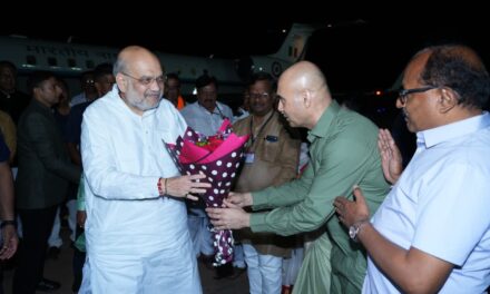 ಕೇಂದ್ರ ಗೃಹ ಸಚಿವ ಅಮಿತ್ ಶಾ ಅವರನ್ನು ಸ್ವಾಗತಿಸಿದ ಕೆಎಲ್‌ಇ ಸೊಸೈಟಿ ಚೇರಮನ್ ಅಮಿತ್ ಕೋರೆ
