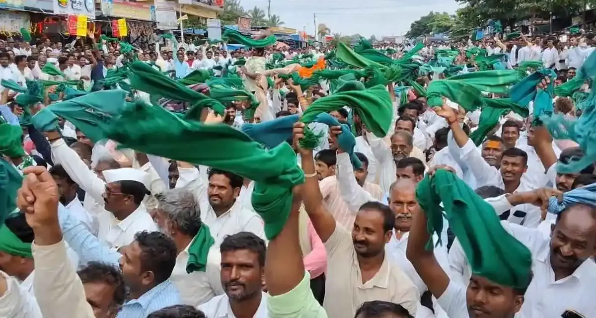 ಸರ್ಕಾರದ ವಿರುದ್ಧ ಸಿಡಿದೆದ್ದ ಅನ್ನದಾತ ; ಹೆಚ್ಚಿದ ರೈತರ ಕಿಚ್ಚು – ರಸ್ತೆಗಳು ಬಂದ್